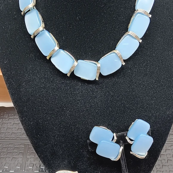 Chic Silver and Blue Necklace Set